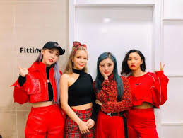 마마무(mamamoo)는 솔라(solar), 문별(moon byul), 휘인(whee in), 화사(hwa sa)로 이루어진 4인조 여성그룹으로, 폭발적인 가창력과 화려한 퍼포먼스로 대중의 사랑을 한 몸에 받고 있다. Mamamoo To Prepare November Comeback With An Autumn Vibe