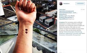 Quand vous avez une sœur (vous n'avez pas besoin d'être votre parent, bien sûr), la vie devient plus brillante; Le Tatouage Point Virgule Symbole Du Nouveau Depart Et De La Vie