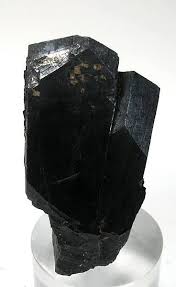 Columbite Is A Black Mineral Group That Is An Ore Of Niobium It Has A Submetallic Luster And A High Density And Is A Niobate Of Iron And Man Pedras