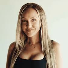 Amanda Starr's Instagram, Twitter & Facebook