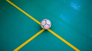 Permaian ini di lakukan oleh 5 v 5 pemain sudah termasuk kiper, berbeda dengan six soccer yang dimainkan oleh 5 v 5 + 1 kiper = 6 pemain, futsal dimainkan di. Ketahui Peraturan Futsal Ini Sebelum Bertanding Kumparan Com