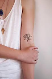 Tattoo Pretty Mandalatattoo In 2020 Tatowierungen Tatowierung Klein Lotus Tatowierungen