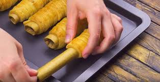 Adăugați sare și piper negru măcinat după gust. 8 Deserturi Magice Din Foietaj Pe Gustul FiecÄƒruia Retete Usoare