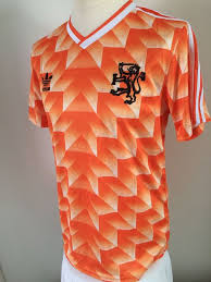 Een super mooie replica van het trainingsjasje van het nederlands elftal die de spelers droegen tijden het europees kampioenschap. Purchase Ek 88 Shirt Adidas
