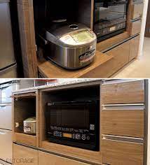 調理家電はできるだけ見えないように電子レンジはあえて下段収納スペースに収納 炊飯器は 使う時だけ引き出せるスライド棚に収納 収納ラボ アーキテリア 室内建築 収納家具 キッチン収納 食器棚 キッチン 壁面収納 オーダー家具 オーダーメイド