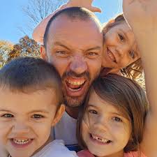 Family time between the busy weekend shoots. @flutralociberisha