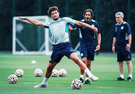 Experience the backstage action in the tunnel club premier. W5tderqxxxzq6m