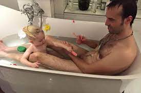Gestapelte reife dame zeigt ihren nackten körper in der badewanne.nackte girls in der badewanne porno video: Shitstorm Badewannen Bild Mit Folgen Gala De