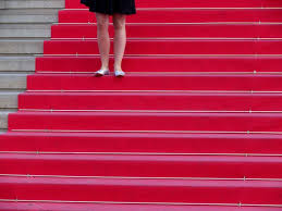 24 marches foulées par 80 000 festivaliers chaque année, 60 mètres de moquette changés 3 fois par. Pourquoi Un Tapis Rouge Sur Les Escaliers Du Festival