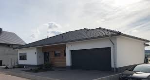 Die moderne einfamilienhaus stadtvilla mit walmdach und garage ist ein komfortables weberhaus fertighaus der baureihe citylife. Eleganter Bungalow Mit Walmdach Visio Planhaus