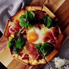 Bread Pizza With Egg And Prosciutto Video Recipe Video Healthy Recipes Food And Drink Food Lover