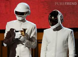 Malgré la rareté des apparitions dans les médias, il y en a un qui a pu voir les stars sans le casque : Daft Punk Ils Devoilent Leurs Visages Au Cinema Puretrend
