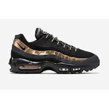 The nike air max 95 og 'black gold' sneaker optimizes a leather upper and mesh paneling for ideal support and airflow. Licens Kobling Gispende Nike 95 Black Gold Legering Hit Villain