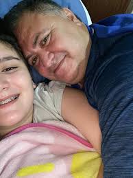 Llegando a la casa y saludando a Mi amor Karen Orellana Catalan por su  cumpleaños le dije hija quiero una Selfi y nos tomamos tres jejejej 15 años  te creciste mucho mi