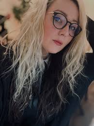 accidentally woke up with big hair. happy Thursday my dudes. 🖤