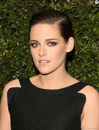 Voici une les coiffures années 50 coiffure de pin up sur cheveux courts par ,15 juin 2017 si vous avez des cheveux longs ou courts si vous. Kristen Stewart Parfaite Avec Sa Coupe Courte Plaquee Vers L Arriere Terrafemina