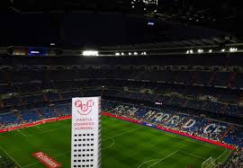 Hiszpański dziennik as w zeszłym roku informował, że dług realu madryt w połowie 2014 roku wynosił około 600 mln euro. Estadio Santiago Bernabeu Stadnion Klubu Real Madryt