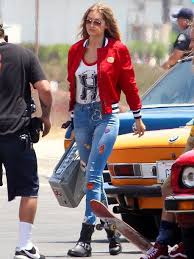 Leave to gigi and bella hadid to set yet another trend. Jeans Gigi Hadid Gigi Hadid Jeans Gigi Hadid Style Patch Jeans Tank Top Shoes Wheretoget