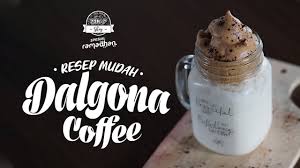 Pertama kali ngelihat dalgona di vlog nya kak resep dalgona coffee : Resep Mudah Membuat Dalgona Coffee Tanpa Mixer Dijamin Sukses Tribun Video