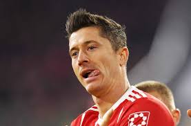 Robert lewandowski, (en polonais /ˈrɔbɛrt lɛvanˈdɔfskʲi/ audio), né le 21 août 1988 à varsovie, est un footballeur international polonais évoluant au poste d'attaquant au bayern munich et en sélection polonaise, avec laquelle il atteint notamment les quarts. Bayern Munchen Die Lucke Hinter Lewandowski Fussball Stuttgarter Nachrichten