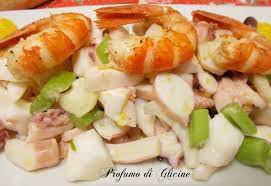 Mettere a bollire in acqua salata la seppia (precedentemente pulita e lavata), cuocere per circa. Insalata Di Mare