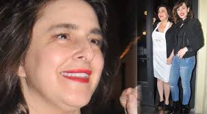 Geçtiğimiz günlerde instagram hesabından eski sevgilisi efe güray ile çekilmiş fotoğrafını paylaşan oyuncu beren saat'e, güray'ın annesi nil ayata'dan yorum geldi. Beren Saat Ten Eski Askina Sozcu Gazetesi