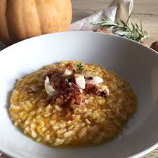 È ideale come primo e possiamo servirlo come piatto unico o accompagnarlo da una semplice e fresca insalata. Risotto Alla Zucca Con Calamari Gratinati E Noci La Cucina Di Eli