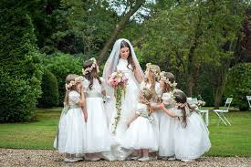 Annabelle traîne des pieds pour aider à la préparation du mariage de. Cortege De Mariage Demoiselles Et Garcons D Honneur Touslesmariages Com