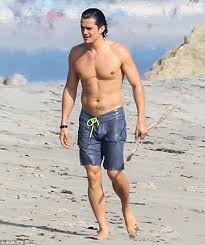 Orlando Bloom Reveals Toned Abs And Sculpted Pecs Orlando Bloom Shirtless Celebrities Orlando Bloom Young