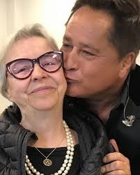 Fundadora de casa de apoio para pessoas com câncer e católica devota: veja  quem foi Dona Carmem, mãe do cantor Leonardo