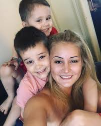 A zenész és felesége, körtvélyessy kinga lánya szeptemberben született, s a rapper már nemegyszer rácsodálkozott arra, hogy amikor csak ránéz, mintha a tragikus balesetben elhunyt kisfiát, dávidkát látná. Kavezoban Kapott Ossze Volt Parjaval L L Junior Borsonline