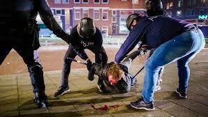 Agricoltori e allevatori bloccano le strade: IncÄƒ O Noapte Cu Proteste Violente In 20 De Orase Din Olanda Din Cauza RestricÅ£iilor Sute De Tineri Au Fost ArestaÅ£i