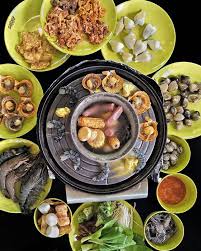 The steamboat tower allows you to have 2 soup bases, and you can also grill, steam and hold your dips in it. 7 Best Halal Steamboat Places To Hit Up With Your Muslim Makan Kakis