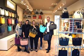Its products are characterised by minimalist and modular design, allowing for customisation of the product. Italienisches Taschenlabel O Bag Feiert Eroffnung Nahe Der Schweizer Grenze