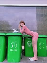 Khoảng 17h ngày 28/6, tôi nhận được điện thoại của người xưng là thủ trưởng của cháu đô gọi đến báo với gia đình là cháu bị đột quỵ tại thao trường. Tráº§n Ä'á»©c Bo Máº·c Bikini 2 Máº£nh Náº±m Trá»£n Máº¯t Giáº£ Cháº¿t Tren Ä'Æ°á»ng Tiáº¿p Tá»¥c Táº¡o Dang Kho Hiá»ƒu Ben Thung Rac Netizen Viá»‡t Giáº£i Tri