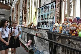 Казбек мисиков смотрел на бомбу, висевшую над его семьей. Gorod Gde Ne Zakanchivaetsya Traur 15 Ya Godovshina Tragedii V Beslane Ria Novosti 03 09 2019