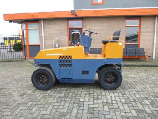 Komatsu JW30-2 Pneumatic Roller