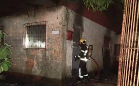 No local havia alguns vigias que conseguiram deixar o local antes do fogo tomar proporções maiores. Casa E Destruida Por Incendio Em Criciuma Nd