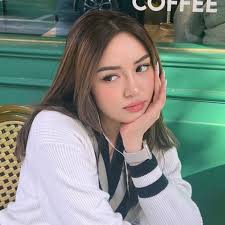 Andrea Angeles's Instagram, Twitter & Facebook