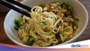 Mie ayam yang disajikanpun lebih banyak dari mie ayam kebanyakan, karena mie ayamnya kita timbang per gram, kata mucmar syafweldi, jumat tidak hanya mie ayam, warung mucmar syafweldi juga menyediakan mie bakso dan bakso kosong. 4 Bahan Ini Bikin Racikan Mie Ayam Jadi Gurih Enak