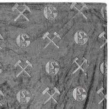 In den maßen 150 x 200 cm ist sie groß genug für jeden fan, der es sich gemütlich machen will. Fc Schalke 04 Decke Allover Gepragt Fussball Fanshop 24