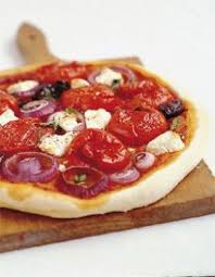 Pizza A La Salade Grecque Pour 4 Personnes Recettes Elle A Table Recette Recettes De Cuisine Recette Pizza Salade Grecque