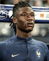 ساڵی 2002: ئێدواردۆ کاماڤینگا لە کەمپی پەنابەران لە ئەنگۆلا لەناو خێمە  لەدایکبوو 👶 ساڵی 2022: بۆ بەشداریکردن لە مۆندیال بانگهێشتی هەڵبژاردەی  فەرەنسا کرا 🫡