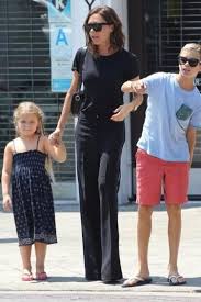 Victoria Beckham Style With Her Kids August 2016 Star Style Celebrity Fashion Victoria Beckham Style Victoria Beckham Outfits Victoria Beckham