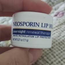 This site is published by johnson & johnson. Neosporin Overnight Renewal Therapy White Petrolatum Lip Protectant 0 27 Oz 7 7 G Iherb