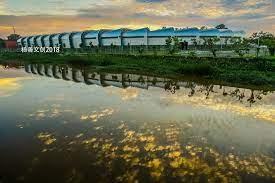 当你驾车行驶在诗巫的南兰路 lanang road 上 在丽华宝岛前面 你一定会被一座像钢铁龙一般的建筑物所吸引 它就是syarikat kalulong s b 的toyota 3s sales service spare parts 中 marina bay sands marina bay sarawak