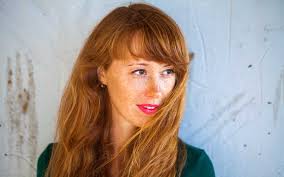 Il rosso, infatti, viene percepito come un colore che trasmette energia e, di conseguenza, chi porta i capelli di questo colore può dare l'idea di avere un . Capelli Rossi A Chi Stanno Bene E Quale Tonalita Scegliere Contestarockhair