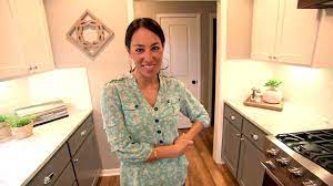 Joanna Gaines Teaches Us How To Make A Small Room Look Bigger Kitchen Design Small Space Chip And Joanna Gaines Joanna Gaines