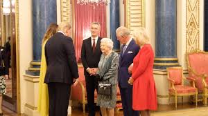 2,362 likes · 12 talking about this. Regina Elisabetta Con Donald Trump Si Arrabbia Con Sua Figlia Anna Per Non Averlo Salutato Il Video E Virale Funweek