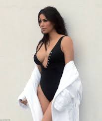 انا زينة صور كيم كردشيان بالمايوه لأول مرة بعد الإنجاب Kim Kardashian Swimsuit Kim Kardashian Show Kim Kardashian Style
